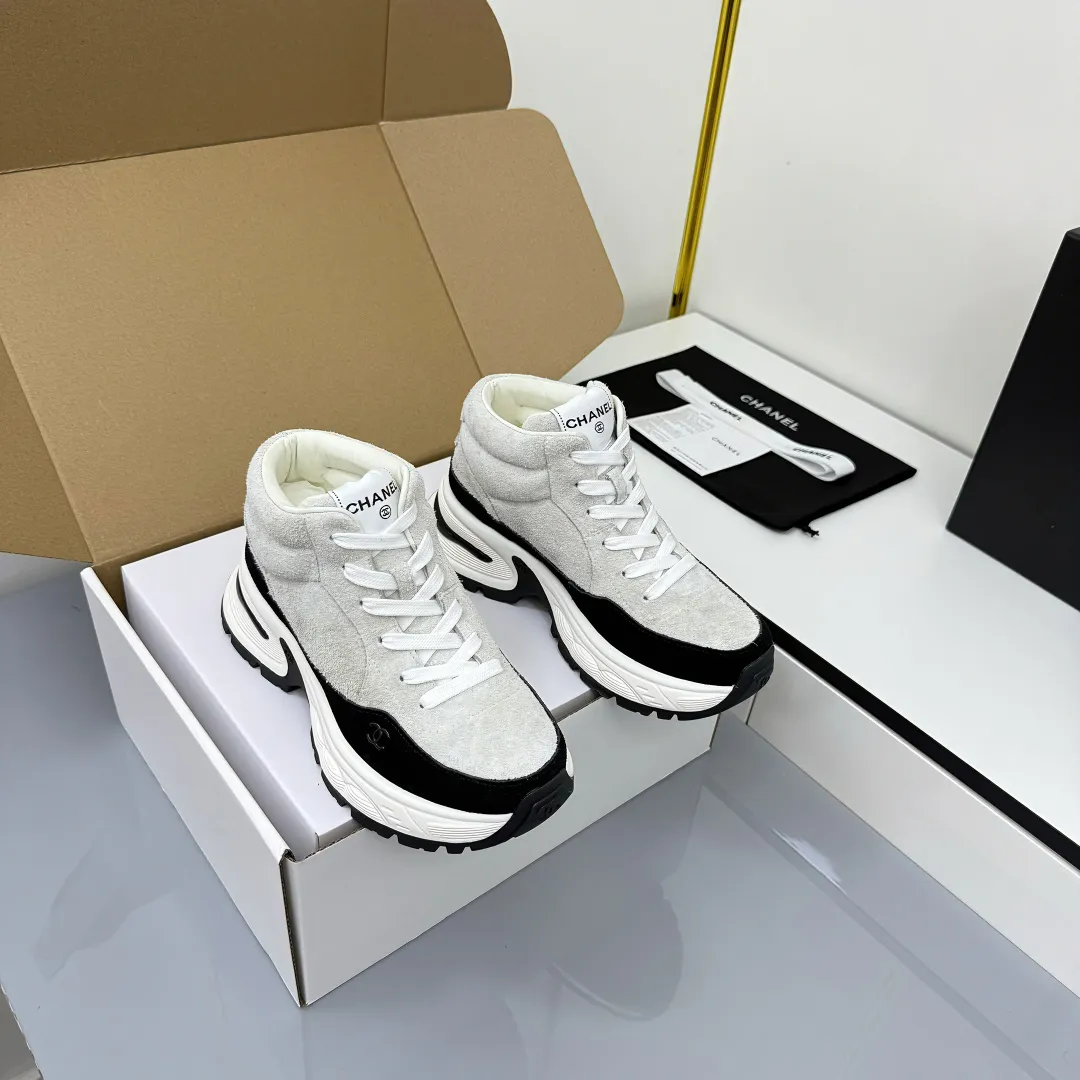 👟👟Ex-factory price 700👟👟 Chanel bread shoes ~ original calfskin panda shoes Chanel 25C latest hot style panda black and white sports shoes casual sneakers Xiaoxiang hot item classic black and white panda color coco girls must pay Fabric: original custom mixed sheepskin lining: original imported breathable mesh lining outsole: Original molded rubber + TPU combination Size: Women's 35-41